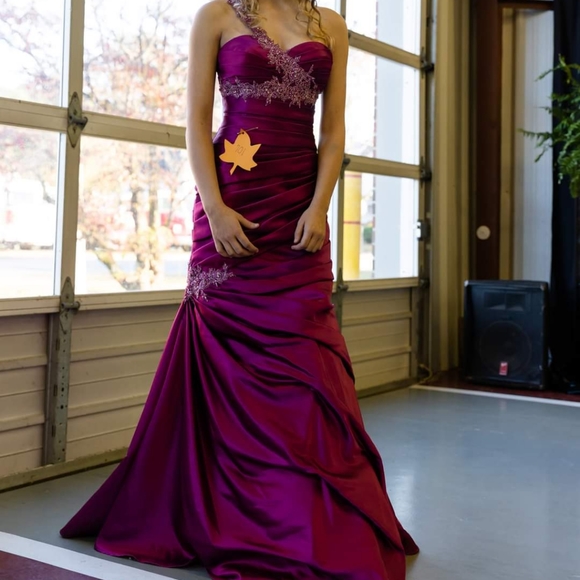 Gown Fuschia - Picture 2 of 3